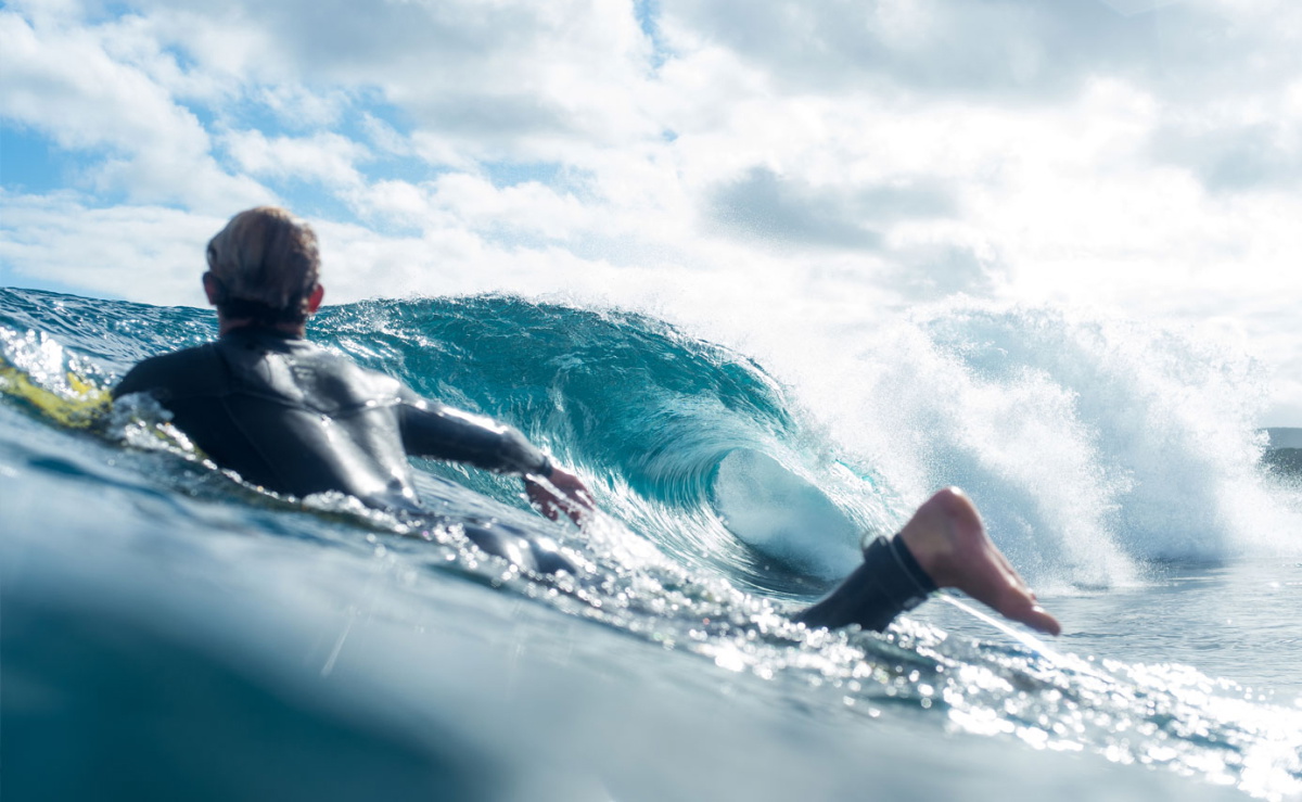 Surfista con neopreno