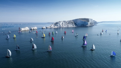 Voiliers en course autour de l'Isle of Wight lors de la Round The Island Race