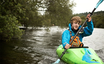 Chico haciendo kayak con equipo de verano Yak