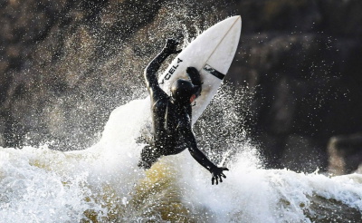Surfista con un neopreno Billabong bien cálido