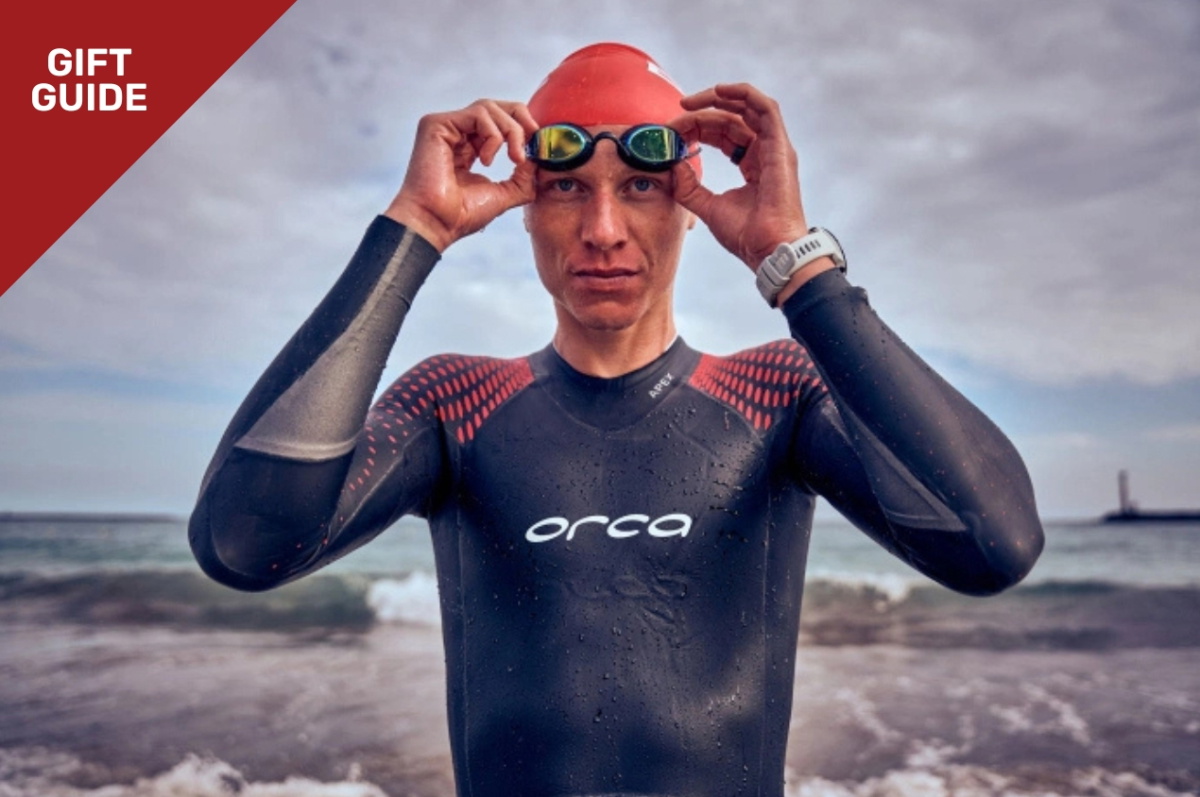 Triatleta con neopreno nadando en aguas abiertas