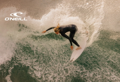 Surfista con un neopreno O'Neill en el agua
